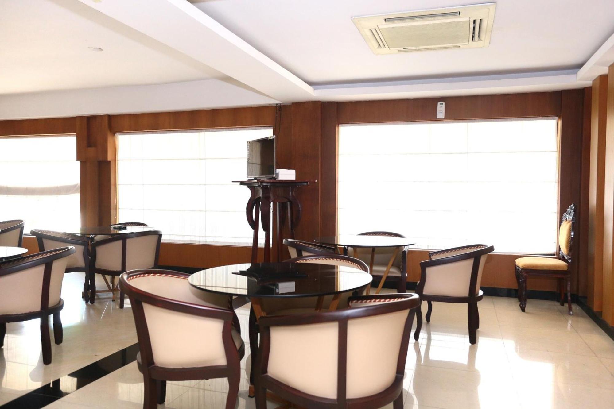 Hotel Super Townhouse Dona Castle Kollam Esterno foto