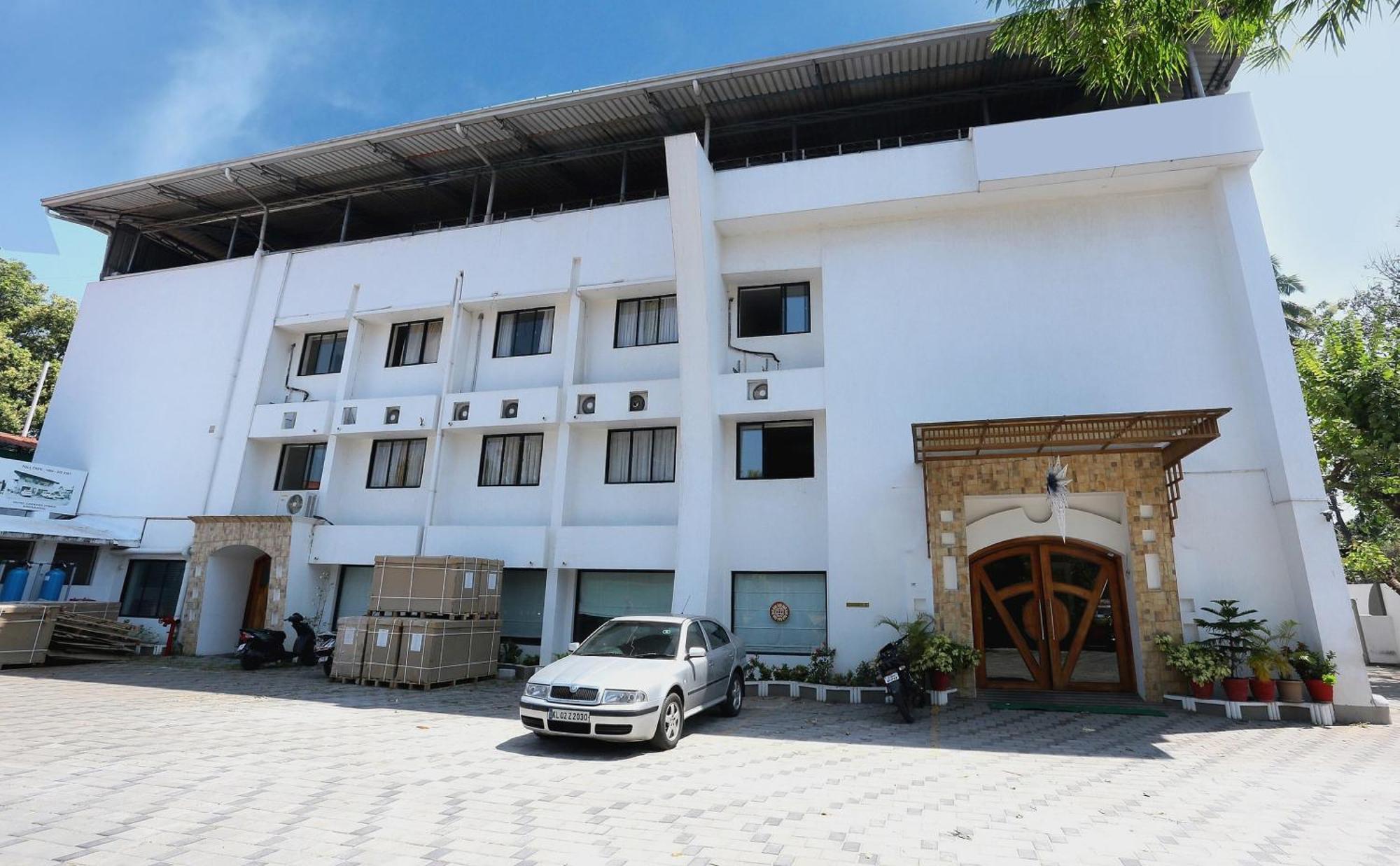 Hotel Super Townhouse Dona Castle Kollam Esterno foto